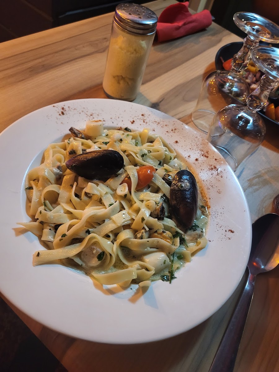 La Salsa Pizzeria Photos 2